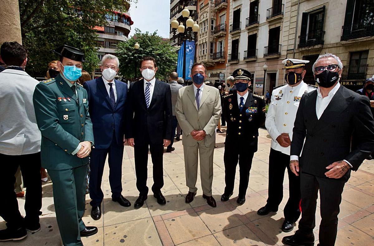 El coronel de la Guardia Civil José Hernández Mosquera; el fiscal jefe, Jorge Rabasa; el presidente de la Audiencia Provincial, Juan Carlos Cerón; el presidente de la Cámara de Comercio, Juan Riera; el comisario de la Policía Nacional Ignacio del Olmo; el subdelegado de Defensa, Juan Bosco; y el empresario Jesús Navarro.