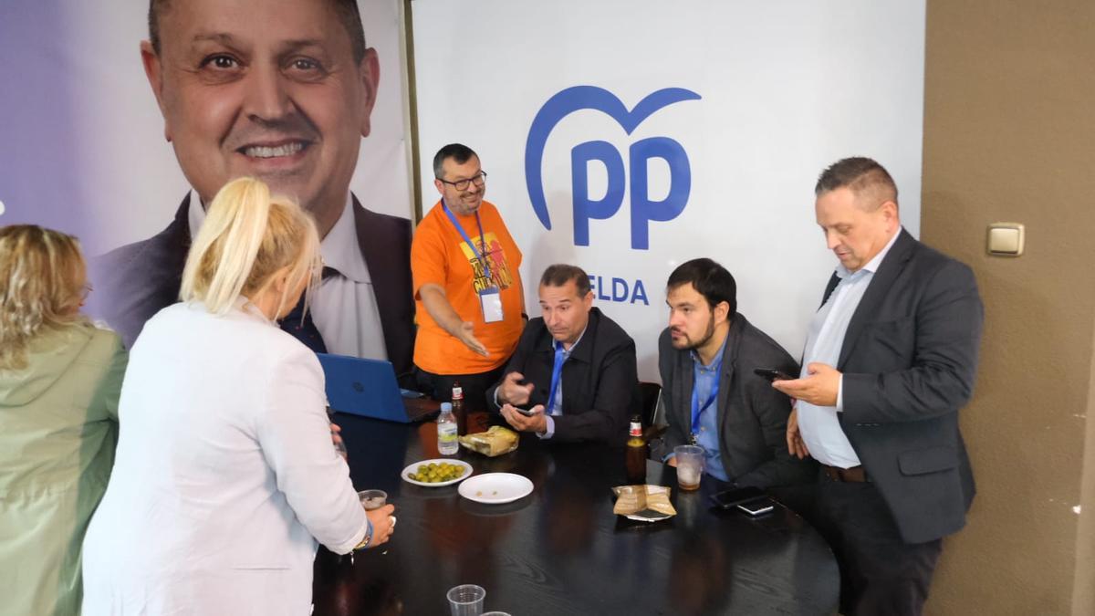 El candidato popular Paco Sánchez con su equipo de campaña en la sede electoral.