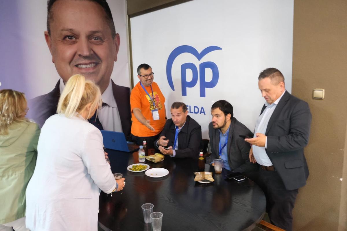 El candidato popular Paco Sánchez con su equipo de campaña en la sede electoral.