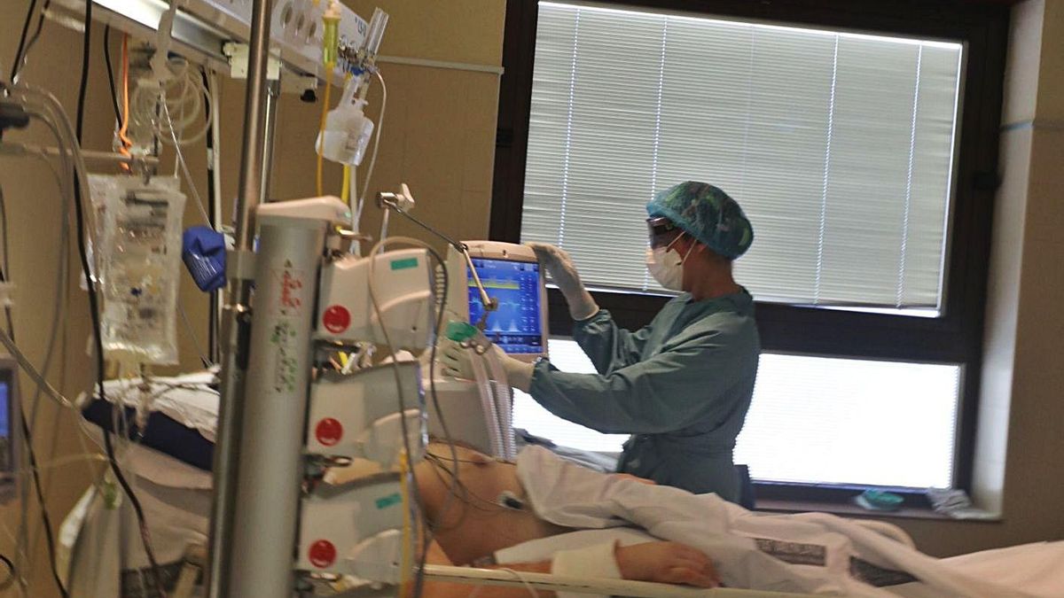 A patient with covid-19, in the ICU of the General University Hospital of Elche. | ANTONIO AMORÓS A patient with covid-19, in the ICU of the General University Hospital of Elche. | ANTONIO AMORÓS