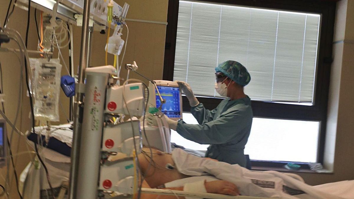 Un enfermo de covid-19, en la UCI del Hospital General Universitario de Elche. | ANTONIO AMORÓS