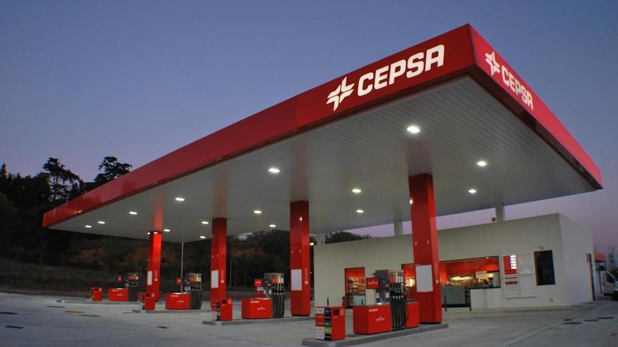 Cepsa aviva la guerra de precios con descuentos exprés en sus 1.500 gasolineras