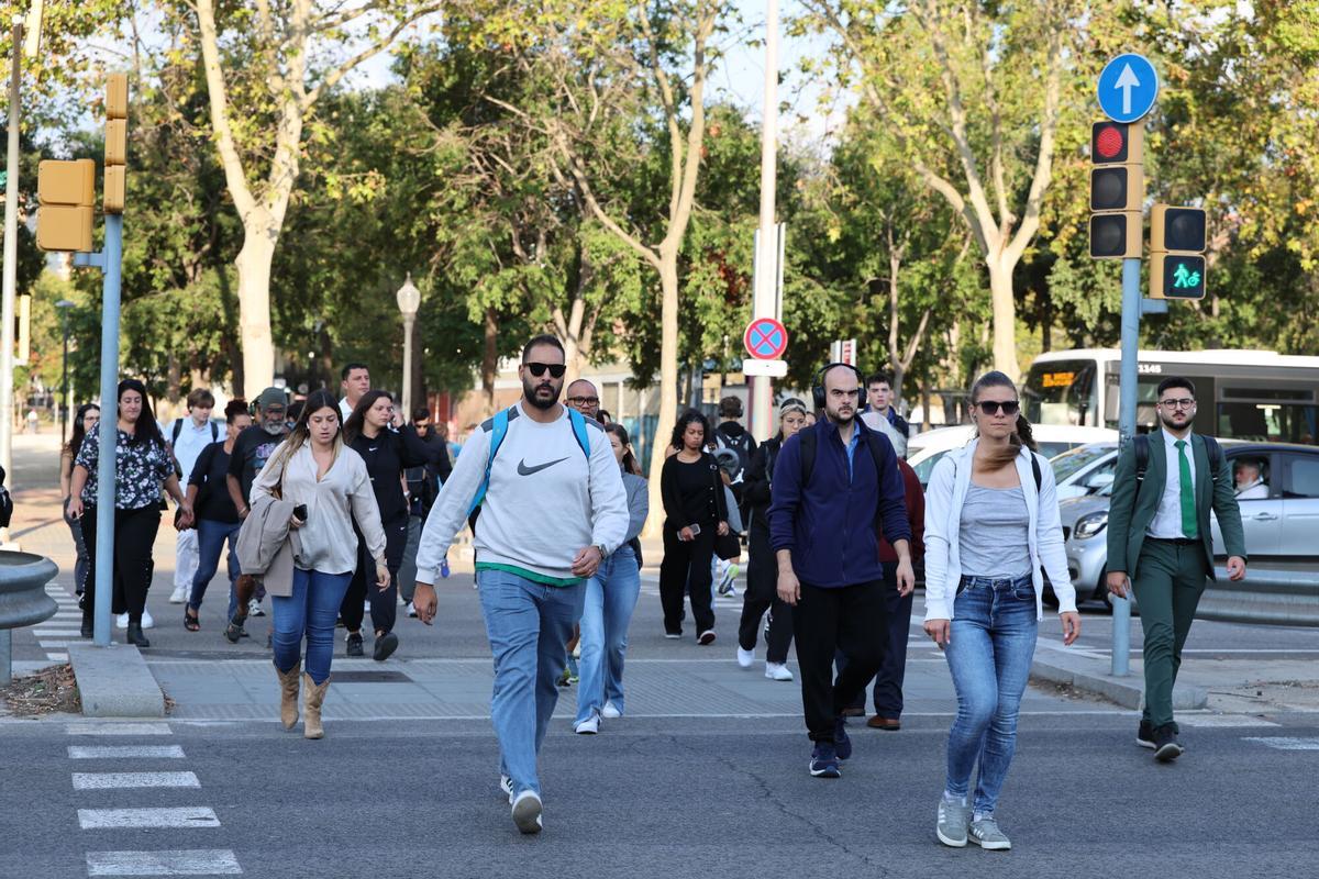 Ciudadanos desplazándose a primera hora hacia los centros de trabajo o de estudios, este mes de octubre en Barcelona.