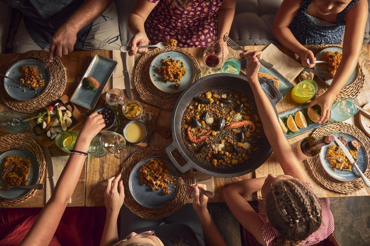 La carta incluye arroces elaborados al carbón, como el arroz mixto del mercado, el arroz de rabo de toro con alcachofas o el arroz negro con sepia y gambas