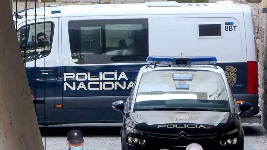 A prisión por abusar de su hijo invidente de 9 años en un bar de Alicante