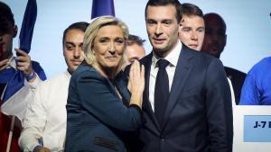 La líder de Reagrupación Nacional Marine Le Pen y el cabeza de lista en las europeas, Jordan Bardella, en un mitin en París.