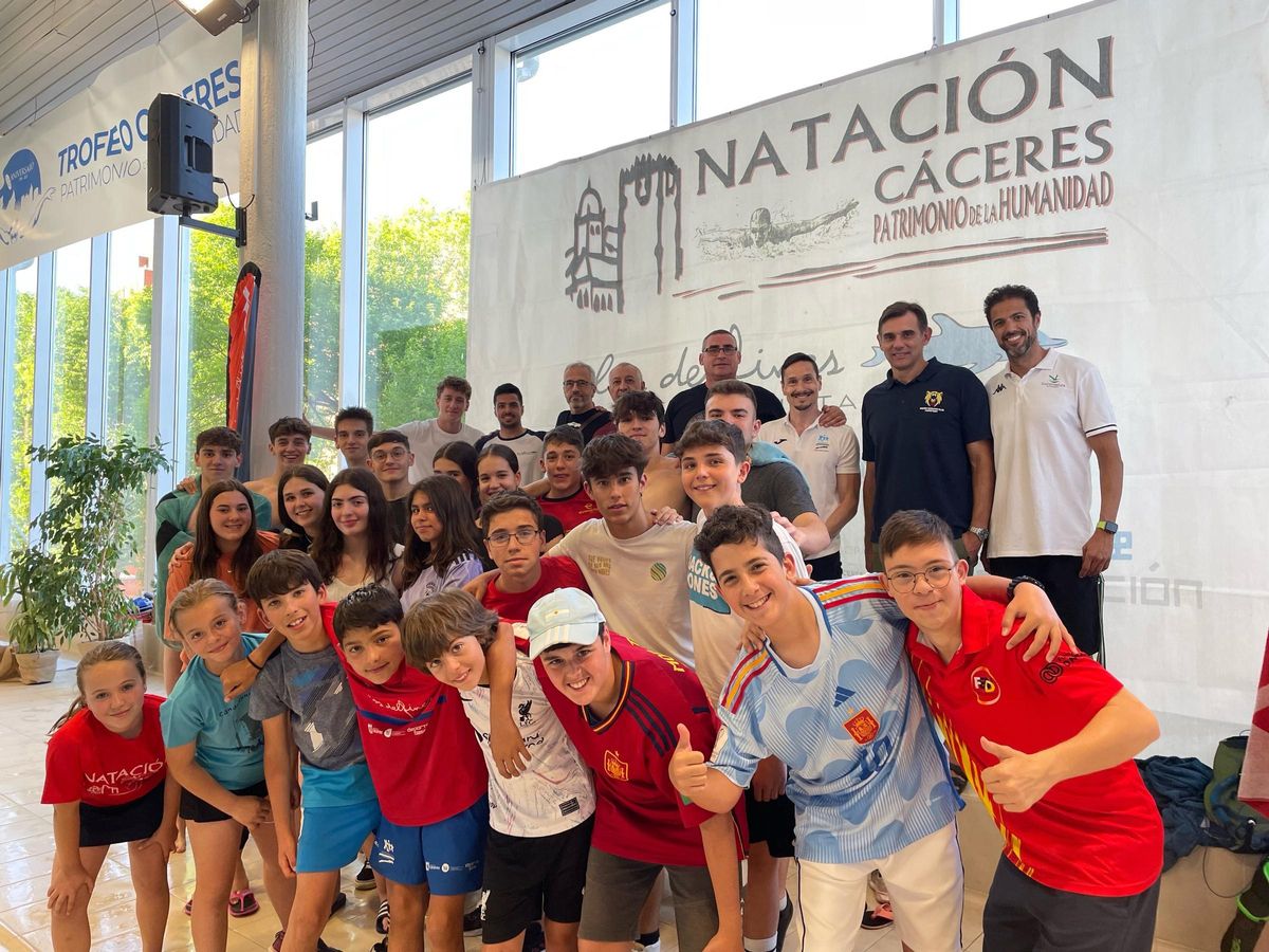 El equipo anfitrión del CN Cáceres Los Delfines.