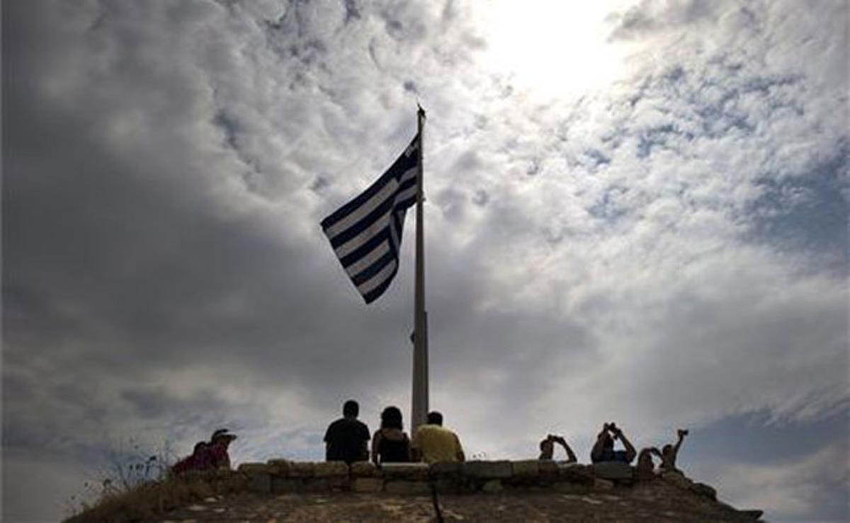 La bandera grega oneja a l’Acròpolis d’Atenes mentre es registren les protestes al carrer.