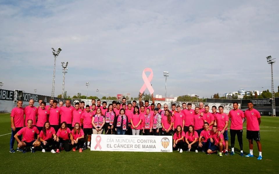 El Valencia, con las camisetas de color rosa.