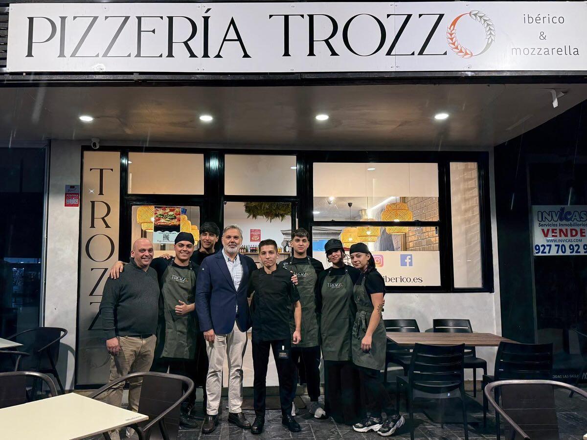 El alcalde de Plasencia, en la inauguración de la pizzería Trozzo.