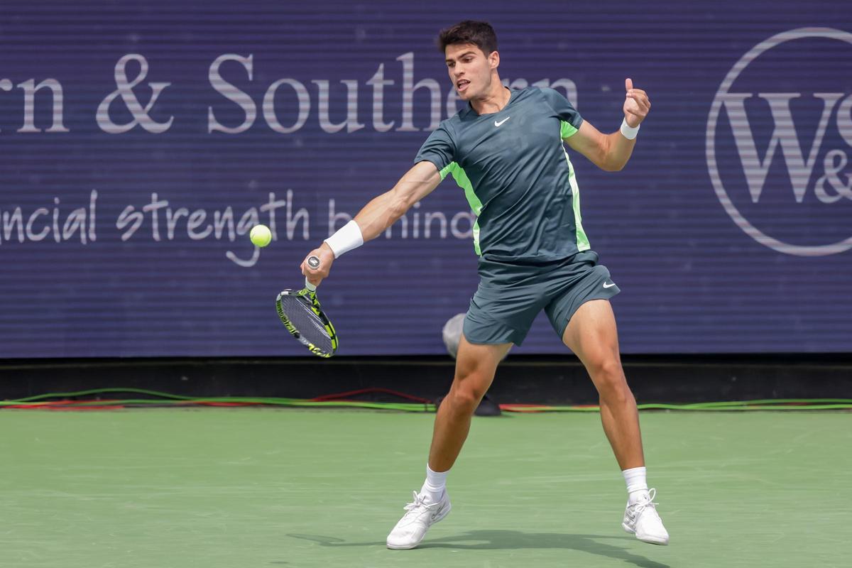Alcaraz golpea una derecha durante el Masters 1000 de Cincinati.