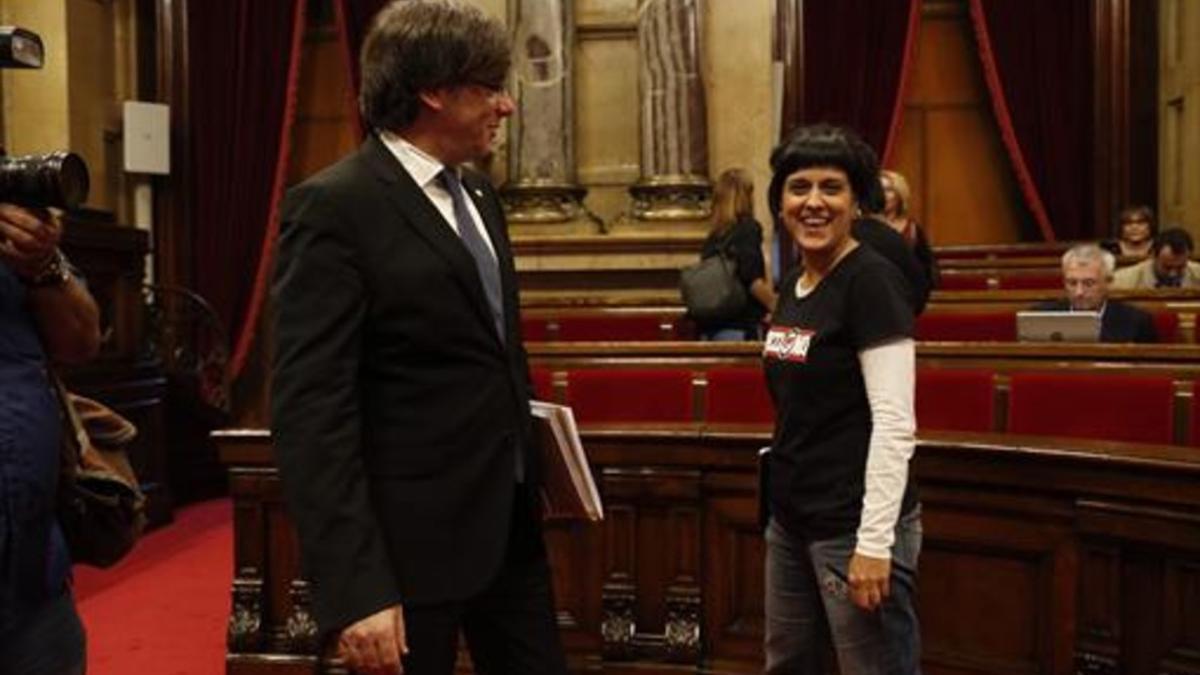 Carles Puigdemont y Anna Gabriel en el Parlament