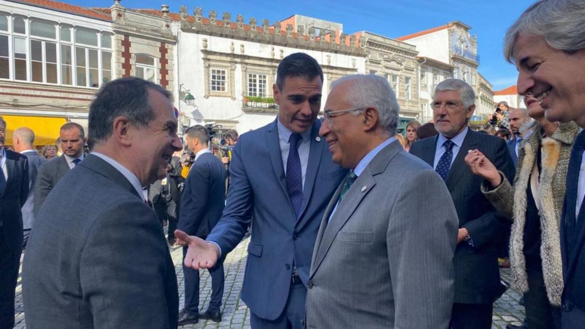 Abel Caballero con Pedro Sánchez y António Costa. |   // FDV