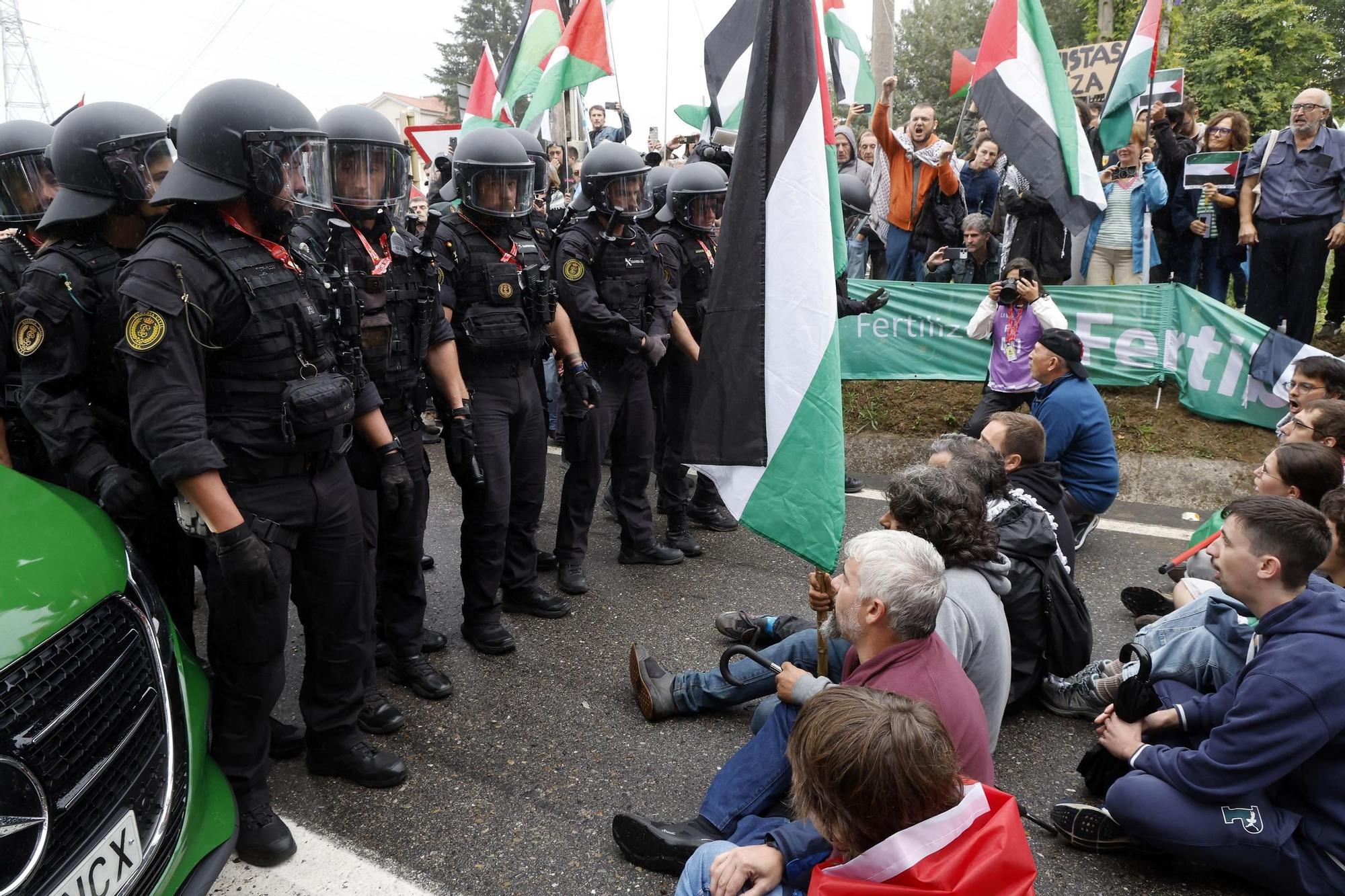 Concentraciones contra el equipo de Israel por el genocidio en Palestina durante el paso de La Vuelta por la provincia de Pontevedra