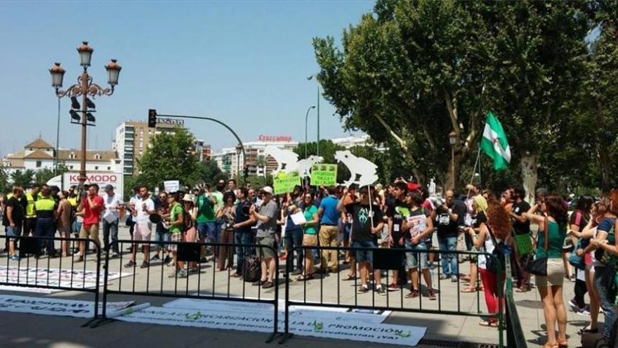 Profesores ayudantes doctores y contratados protestan ante la Presidencia de la Junta