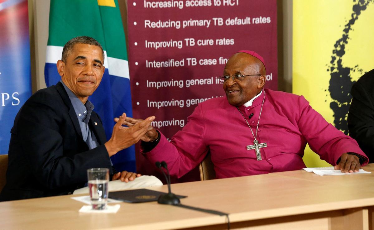 Barack Obama y Desmond Tutu durante una visita a una fundación sobre el VIH en Ciudad del Cabo, seguido de un acto sanitario con gente joven, en junio del 2013.