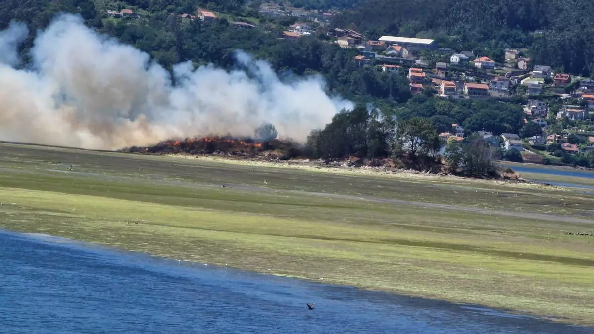 Sofocado el incendio en un islote en el interior de la ensenada de San Simón