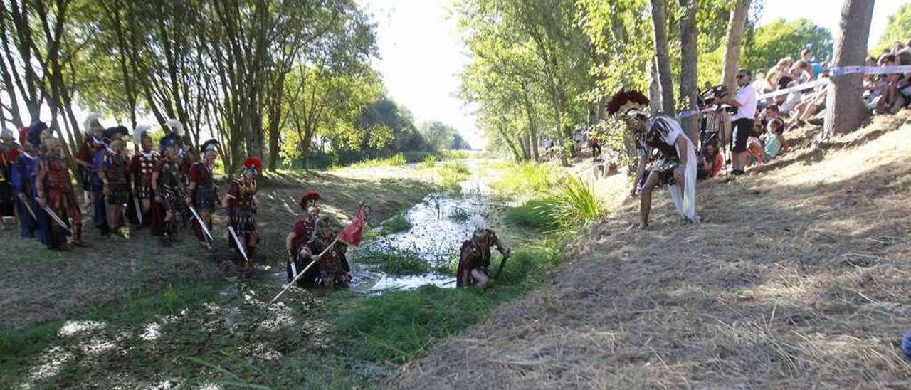 Los legionarios de Décimo Junio Bruto atravesando el río en la edición del año pasado. // Jesús Regal