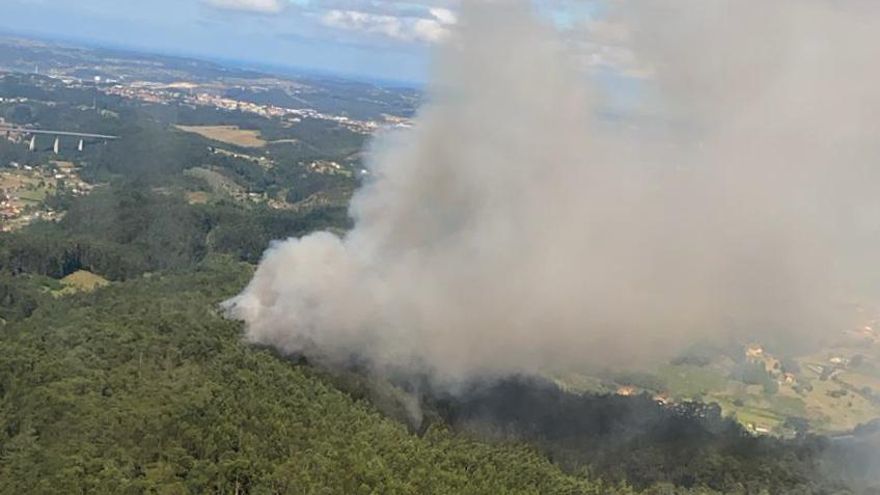 Nuevo incendio forestal en Castrillón: así trabajan los Bomberos y la BRIF para sofocar un reproducción del fuego del domingo
