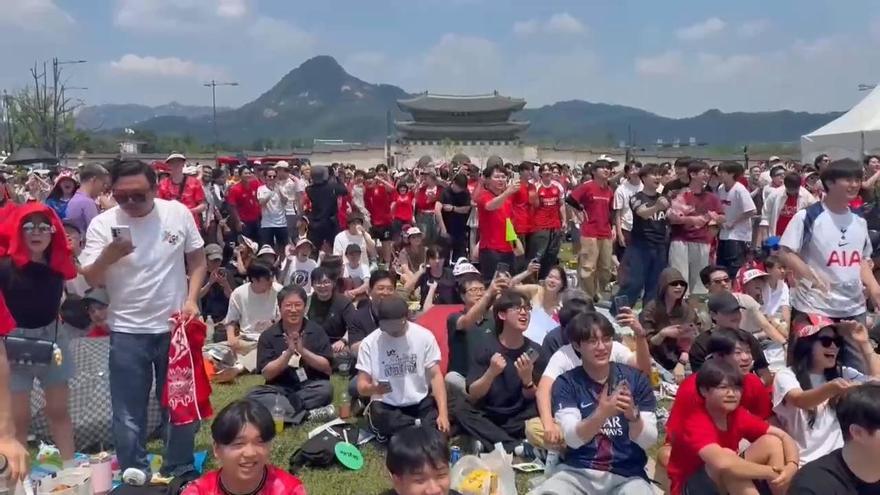 Surcoreanos en Seúl celebran el triunfo de su selección frente a República Checa