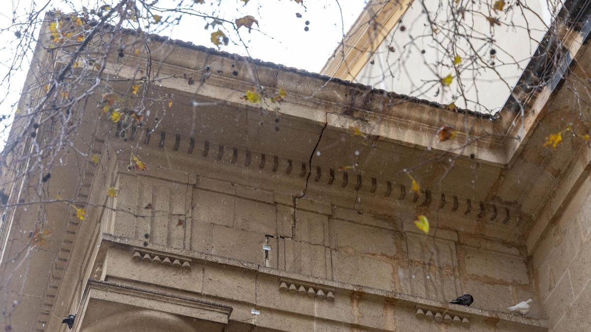 Las grietas y el deterioro visibles en la fachada del Teatro Principal de Alicante, en una imagen de esta semana