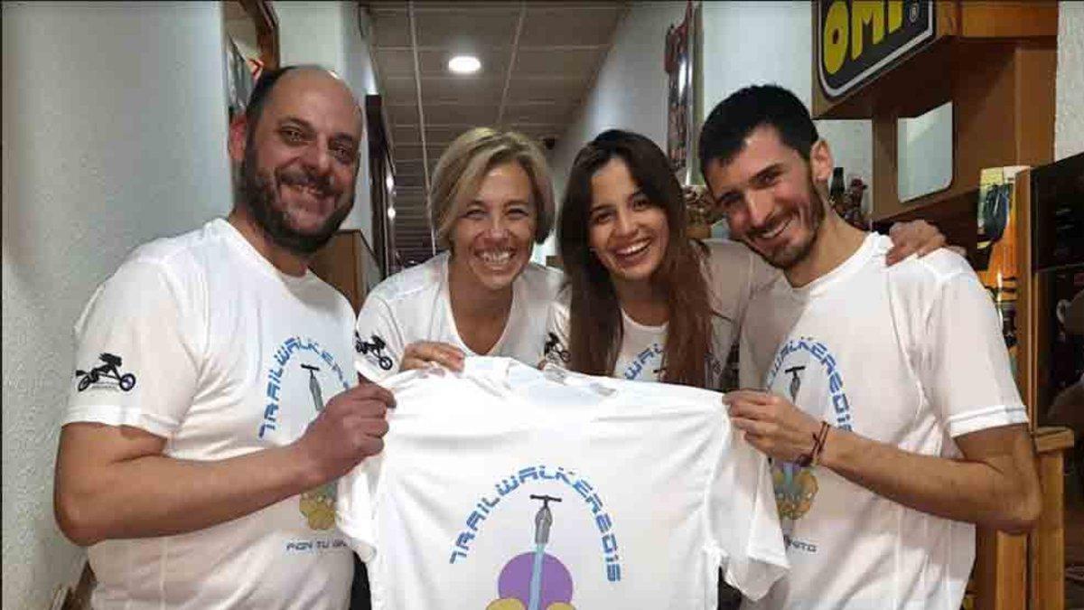 Los participantes posan con la camiseta especial para la Trailwalker de Girona