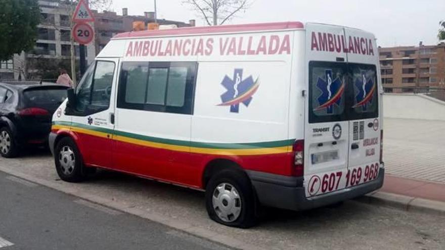 La ambulancia con las ruedas pinchadas en Ontinyent.