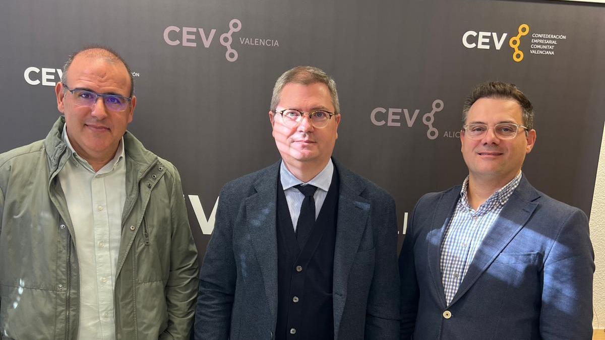 Luis Martí (en el centro),  Carmelo Martínez y José Bort.