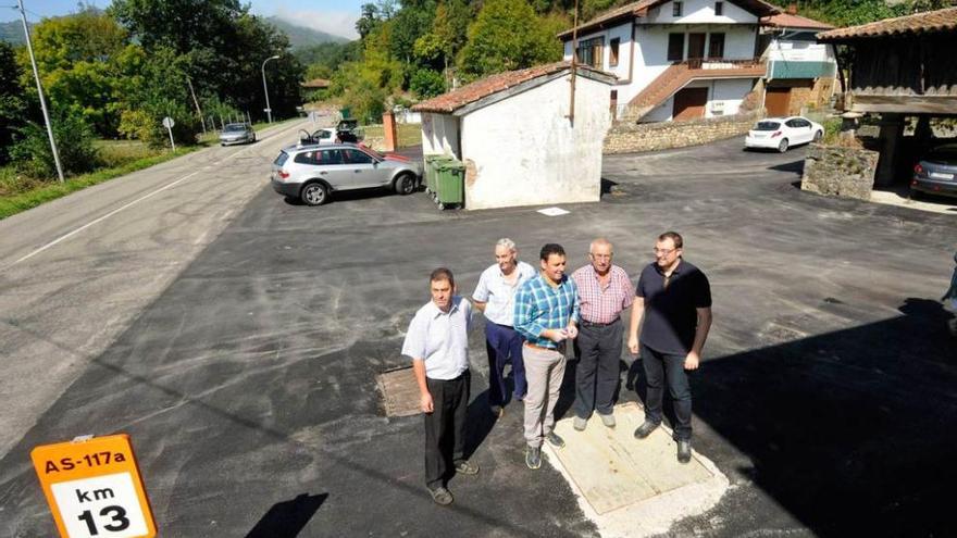 Vecinos y representantes del Ayuntamiento, ayer, en Ciargüelo.