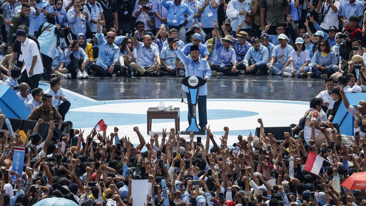 El ministro de Defensa y candidato favorito en las elecciones presidenciales de Indonesia, Prabowo Subianto, durante un mitin electoral.