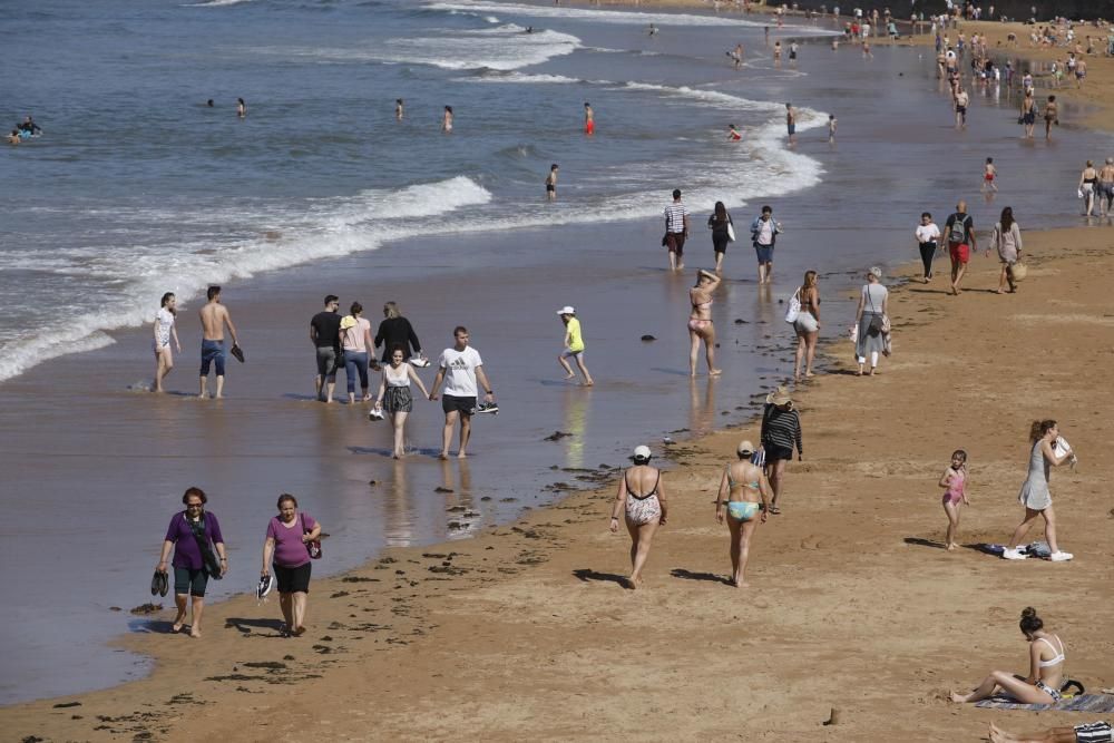 Aperitivo de verano: primeros bañistas en el Cantábrico