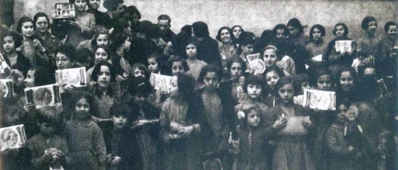 Arriba, alumnos del Asilo Pola antes de irse a la URSS. Sobre estas líneas, niños vestidos de marinero con sus profesores tras llegar a Leningrado.