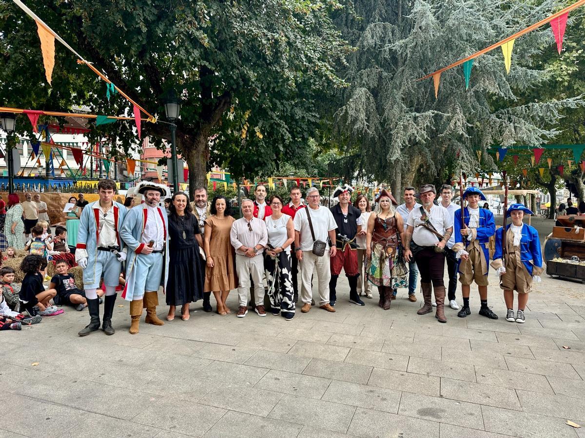La alcaldesa María Ramallo junto a vecinos de Marín.