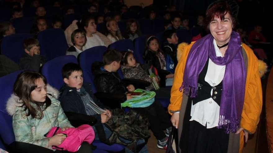 Violeta Monreal, ayer, junto a los estudiantes de los colegios Jovellanos y Oscos.