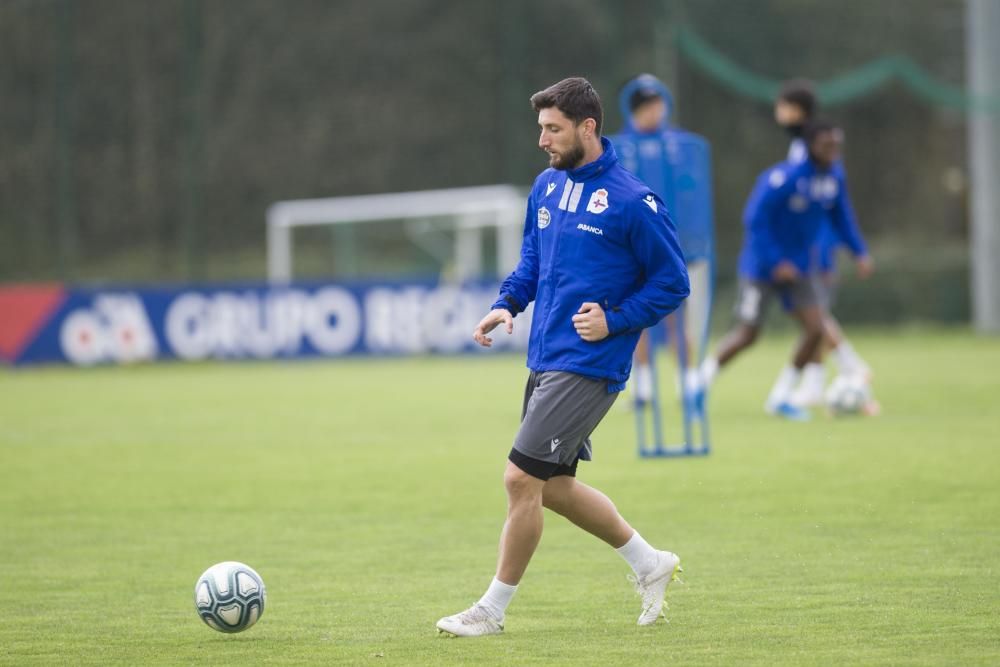 Luis César Sampedro dirigió a sus jugadores en un partido de once contra once en la ciudad deportiva de Abegondo.