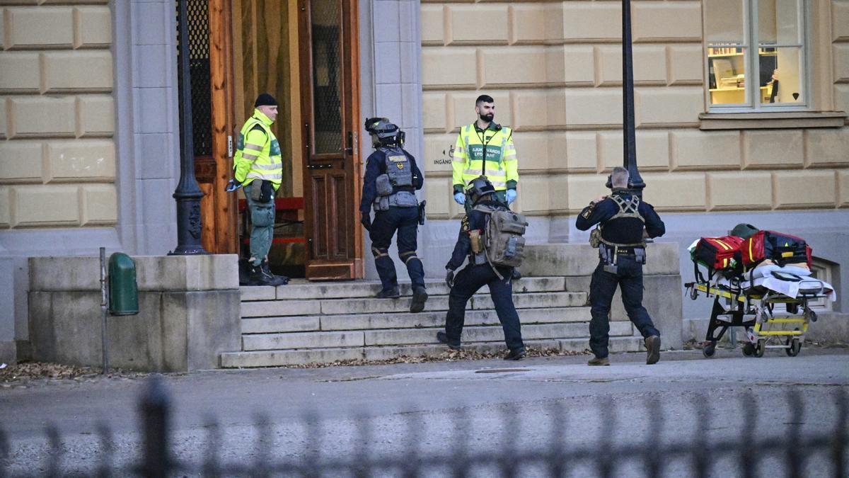 La policía de Suecia entra en la escuela de Malmo donde un joven de 18 años asesinó a dos profesoras