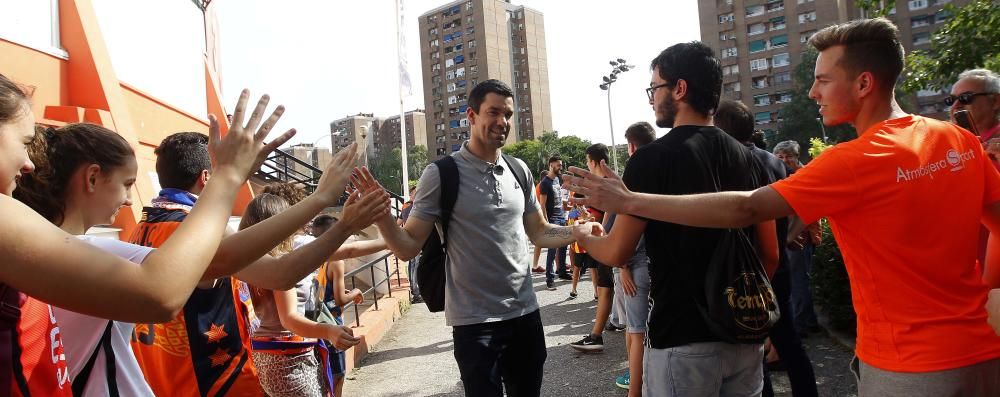 Recibimiento a los jugadores del Valencia Basket previo al duelo ante Baskonia