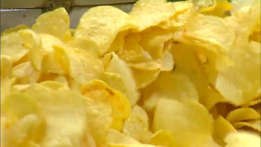 ¿Adiós a las patatas fritas con jamón?: la razón por la que la Unión Europea ha puesto este producto en su punto de mira