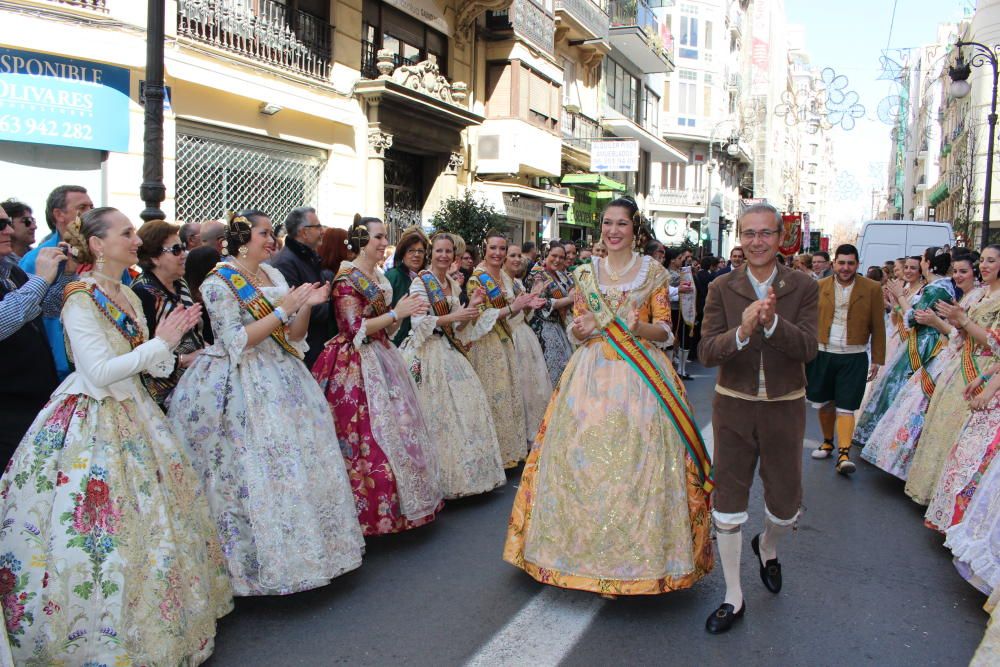 Recogida de premios de las comisiones falleras