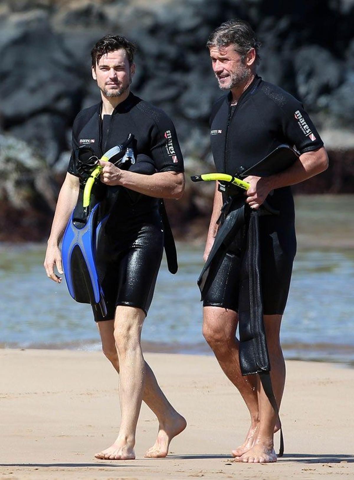 Simon Halls y Matt Bomer hablan a la salida del agua