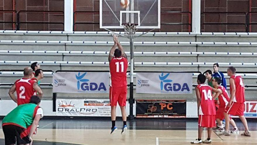 Un partido de baloncesto adaptado en el pabellón de Porriño. // FdV