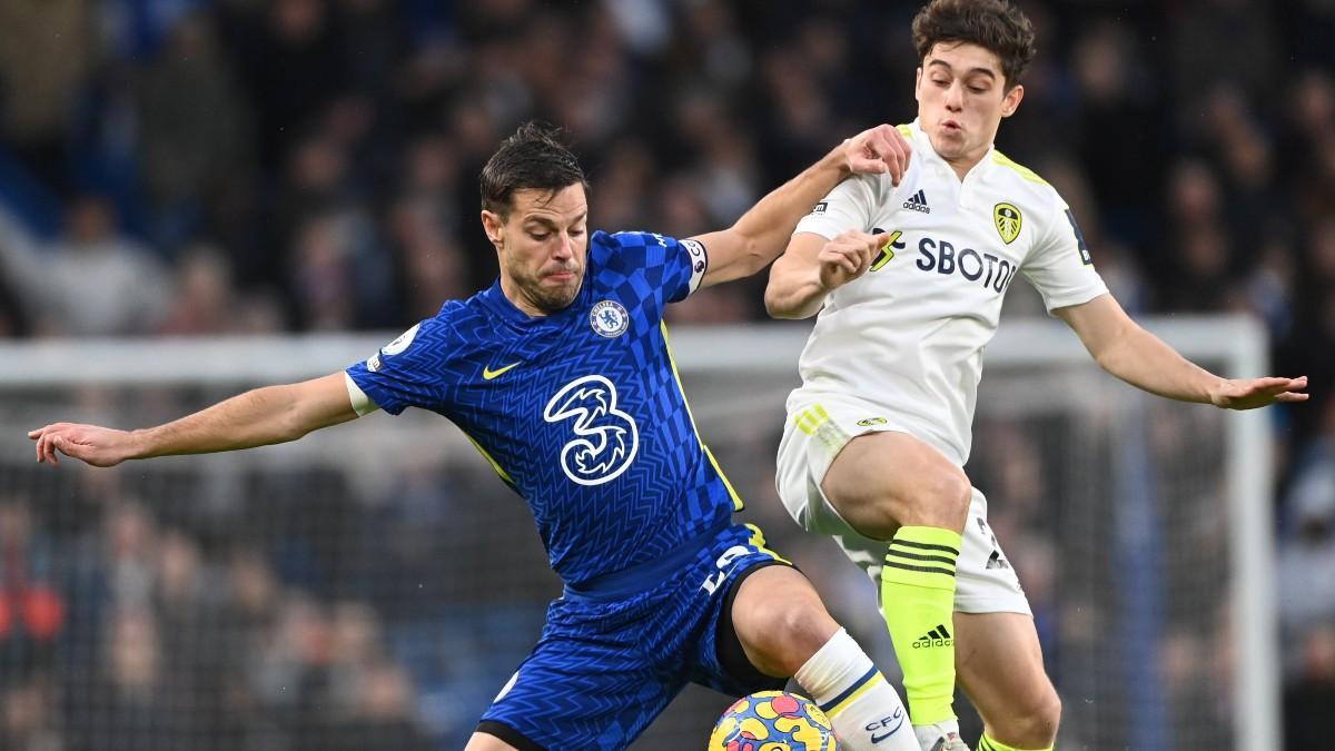 César Azpilicueta y Daniel James disputan un balón durante el Chelsea-Leeds United
