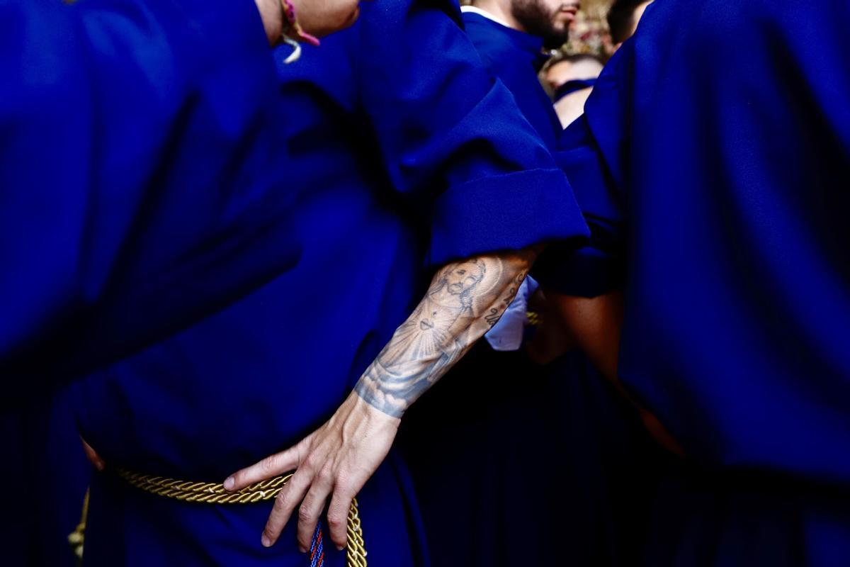 La salida de la hermandad de la Sagrada Cena desde su casa hermandad de la calle Compañía este Jueves Santo de 2025