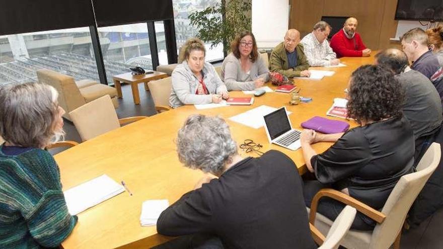 La concejala, reunida con la plantilla de la planta de tratamiento e residuos.