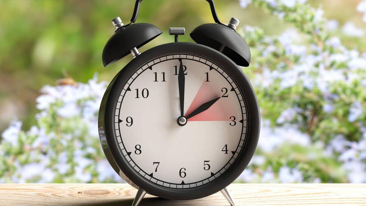 ¿Se atrasa o se adelanta? ¿Dormiremos más o menos? Todas las respuestas del cambio de hora de marzo