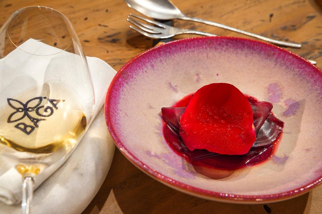 La primavera que nos robaron: meter ciruelas pasas con un poco de agua en una bolsa de vacío y cocinar durante 12 horas. En ese jugo, con un poco de vinagre de rosas, cocer la remolacha. Presentar en láminas finas, con un poco de jugo y un pétalo de rosa.