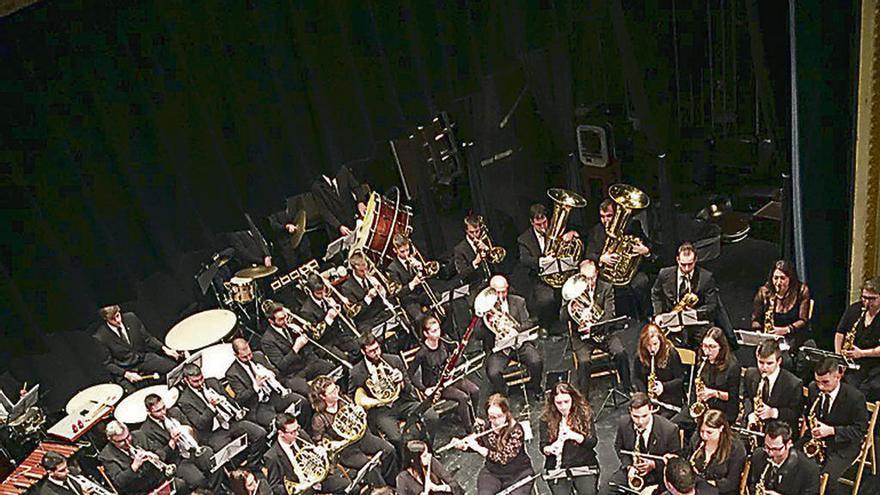 Actuación de la banda toresana La Lira en el teatro Latorre.