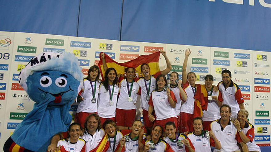 Alegría. La selección femenina celebró la medalla en el podio del Centro Acuático.