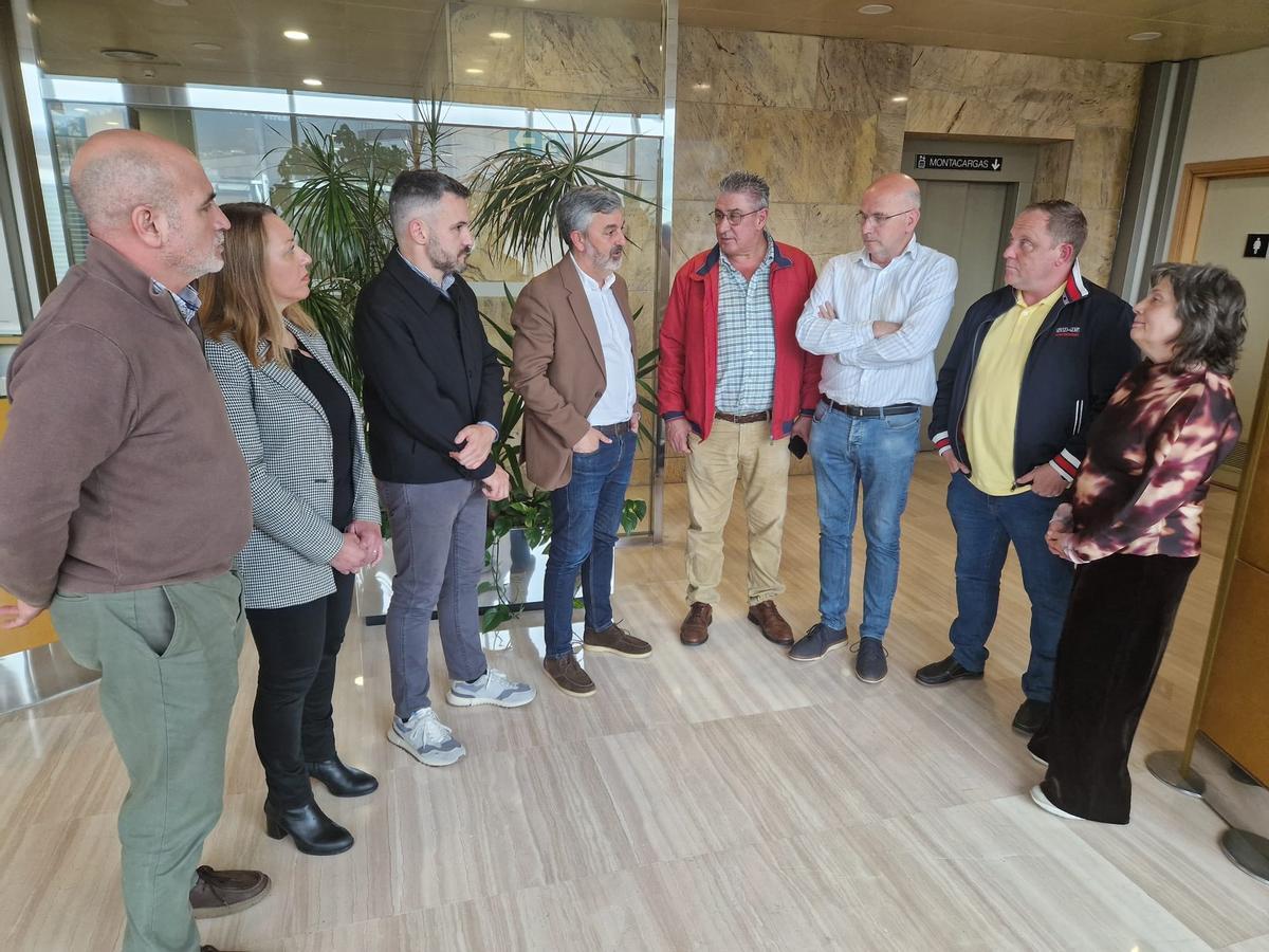 Alejandro Calvo, en el centro, junto a otros asistentes a la reunión.