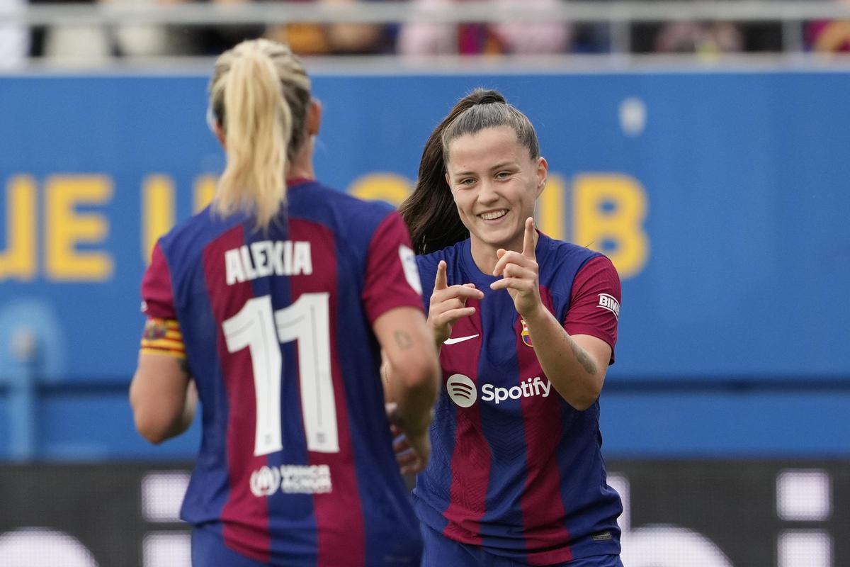 Claudia Pina y Alexia celebrando un gol ante el Madrid CFF